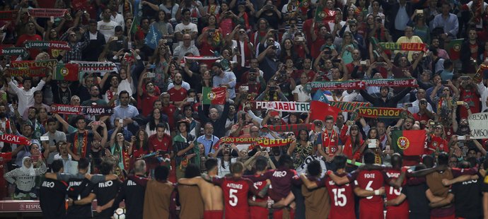 Portugalci porazili v přímé bitvě o postup Švýcary 2:0 a mohli slavit