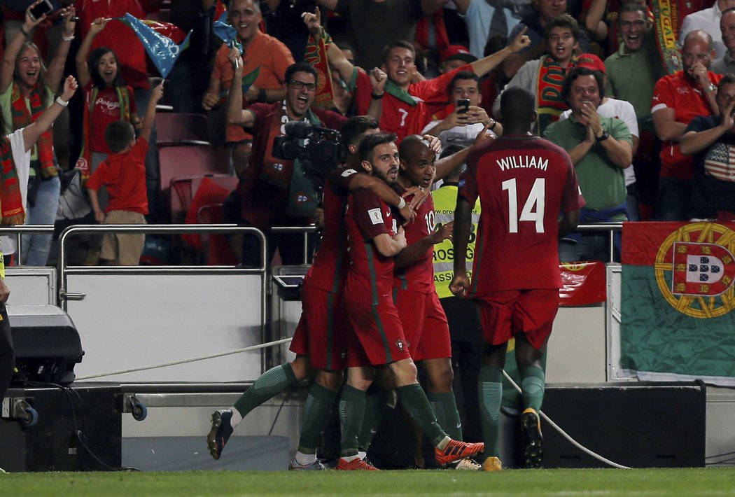 Portugalci se radovali z úvodní branky zápasu proti Švýcarsku, v obležení Joao Mario, který se o něj výraznou měrou postaral