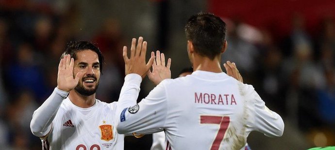 Isco a Álvaro Morata slaví jednu z mnoha branek Španělska do sítě Lichtenštejnska