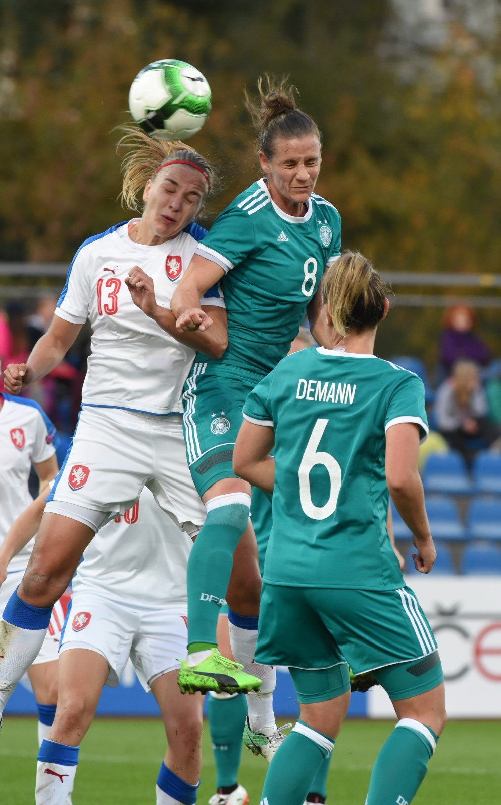 Tereza Kožárová v hlavičkovém souboji se Simone Laudehrovou