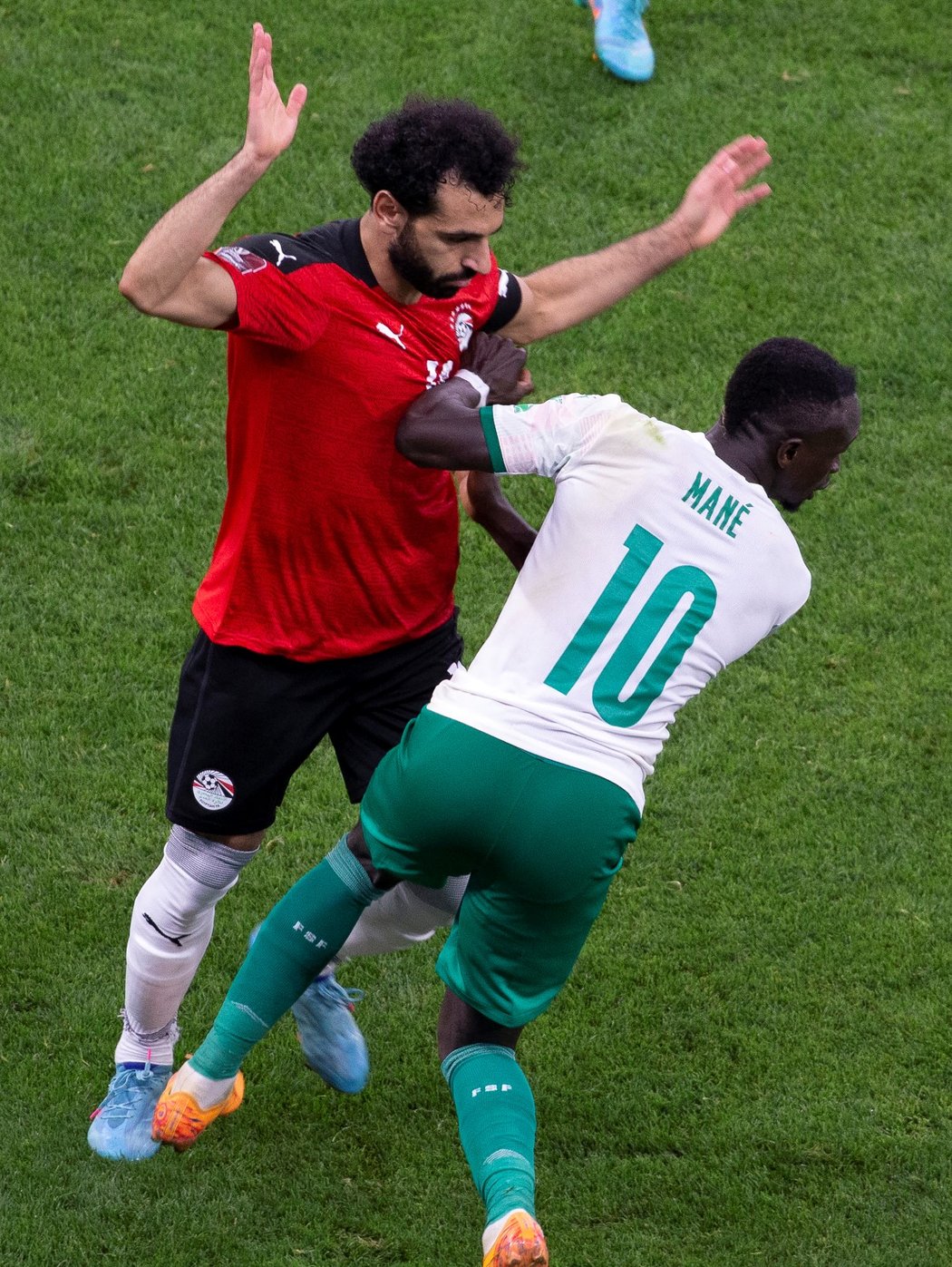 Mohamed Salah v souboji s parťákem z Liverpoolu Sadiem Maném