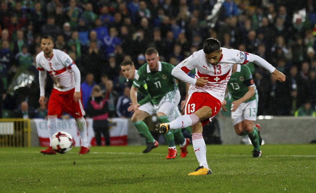 Švýcarský obránce Ricardo Rodríguez s přehledem proměňuje pokutový kop v barážovém utkání na hřišti Severního Irska