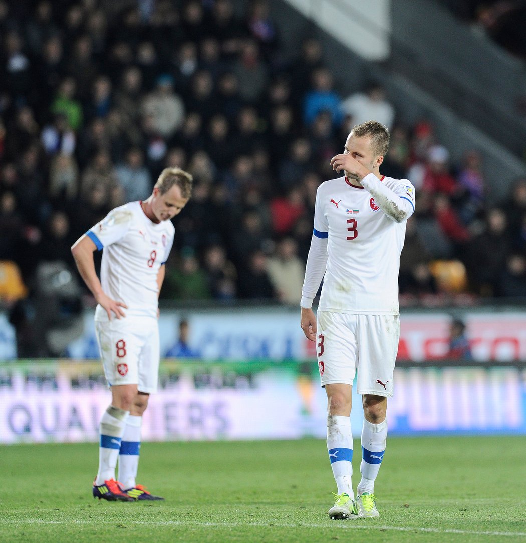 Michal Kadlec i David Limberský po závěrečném hvizdu věděli, že je zle. Češi doma v kvalifikaci o MS 2014 proti Bulharsku uhráli jen remízu 0:0 a hrou zklamali fanoušky