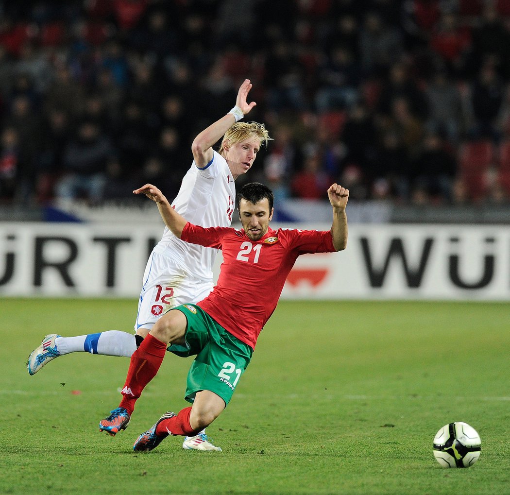 František Rajtoral si pomohl v souboji s jedním z bulharských soupeřů faulem. Kvalifikační zápas Česka s Bulharskem skončil na Letné 0:0