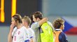 Čeští fotbalisté kráčí zklamaně po pražské Letné po utkání s Itálií. Češi bojovali, ale utkání skončilo 0:0