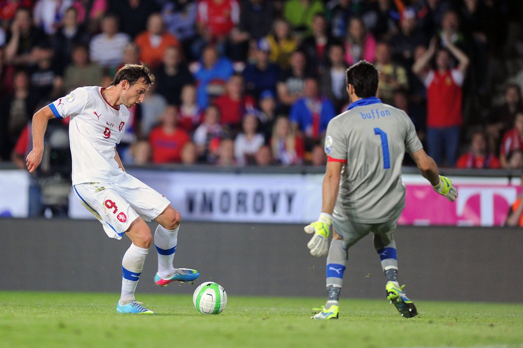 Český útočník Libor Kozák měl ohromnou šanci rozhonout duel s Itálií, ale jeho šanci zmařil výtečným zákrokem gólman Gigi Buffon. Kozák se pak nešťastně držel za hlavu.