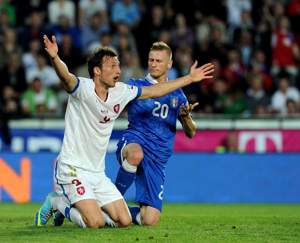 Český útočník Libor Kozák se v utkání s Itálií dožaduje odpískání faulu, ale marně. Zápas kvalifikace MS 2014 skončil remízou 0:0