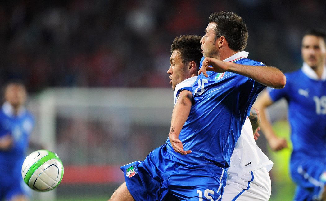 Střídající Václav Kadlec se pral s italským soupeřem, vstřelit gól ale na Letné nedokázal. Češi v bitvě s Italy remizovali 0:0