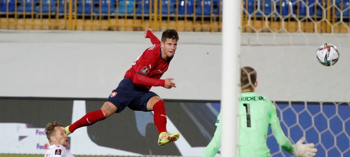 Adam Hložek dává druhý gól české reprezentace v zápase kvalifikace MS proti Bělorusku