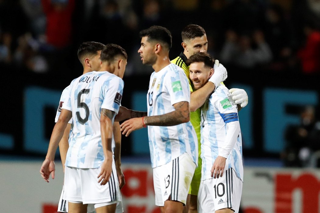 Fotbalisté Argentiny se radují z výhry nad Uruguayí, na konec zápasu nastoupil i Lionel Messi