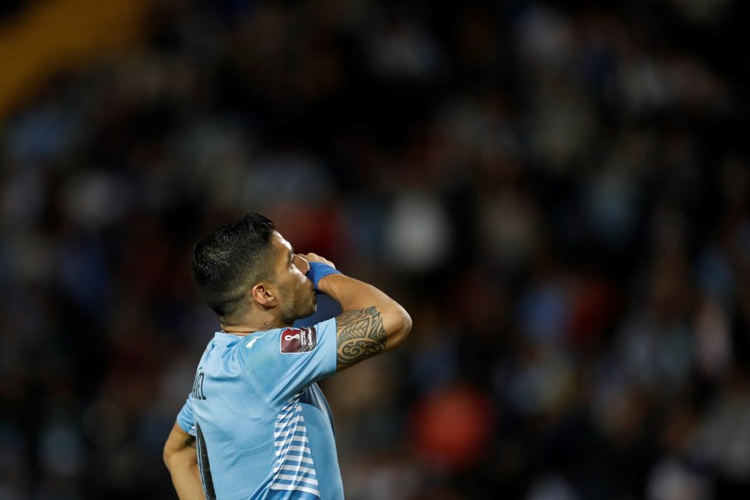 Zklamaný Luis Suárez po porážce s Argentinou