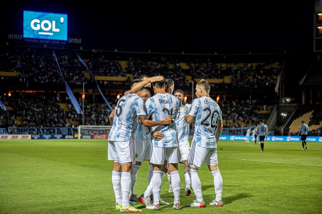 Argentinci se radují z gólu do sítě Uruguaye