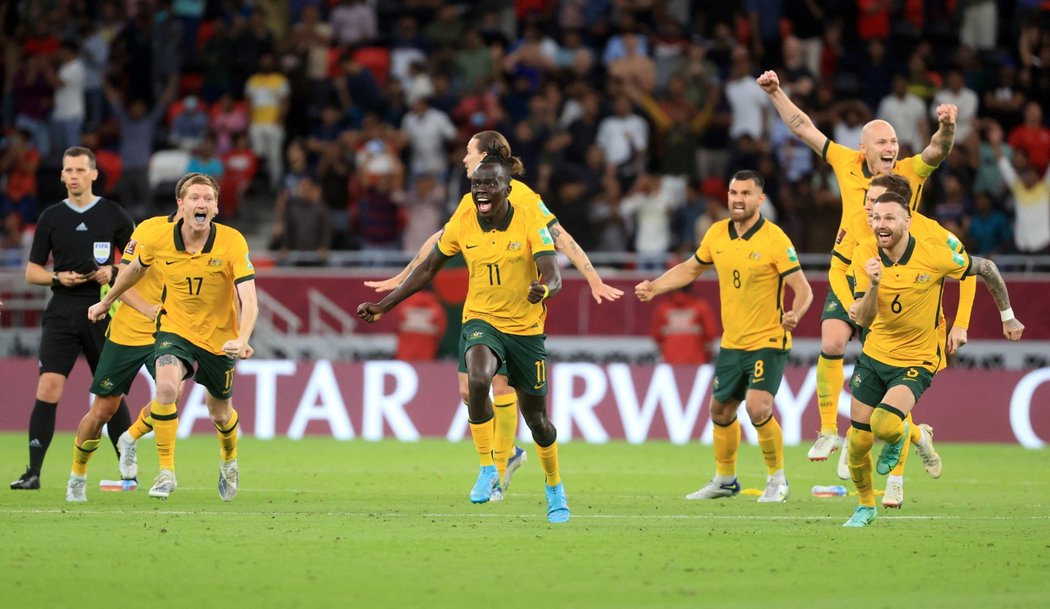 Radost fotbalistů Austrálie, kteří postoupili na MS do Kataru přes hráče Peru