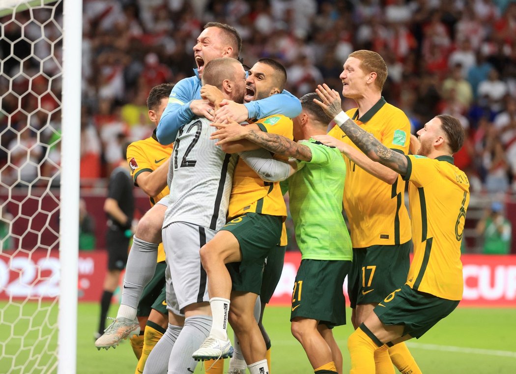 Radost fotbalistů Austrálie, kteří postoupili na MS do Kataru přes hráče Peru