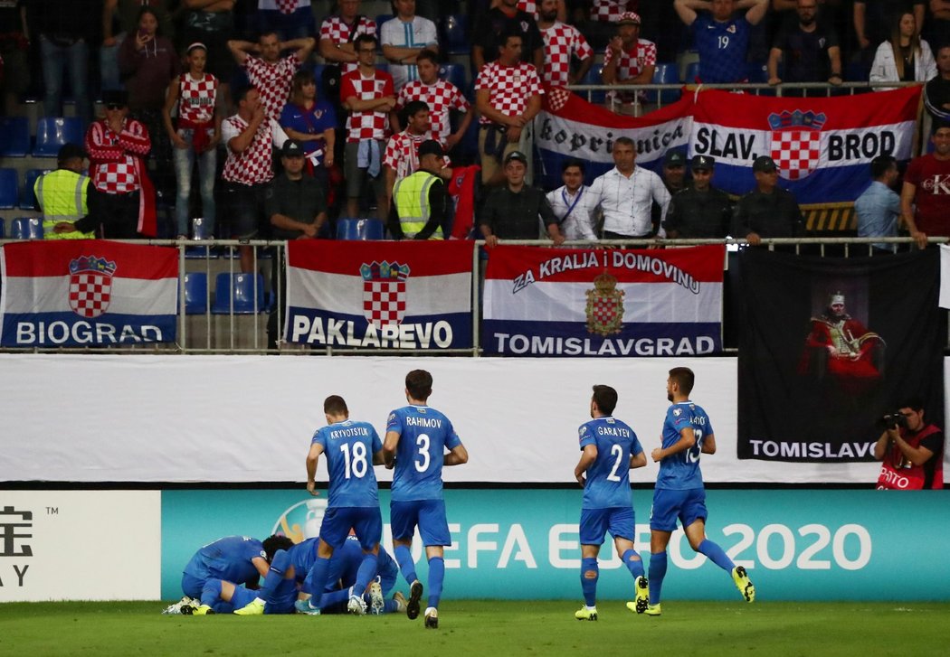 Fotbalisté Ázerbájdžánu oslavují branku do sítě Chorvatska