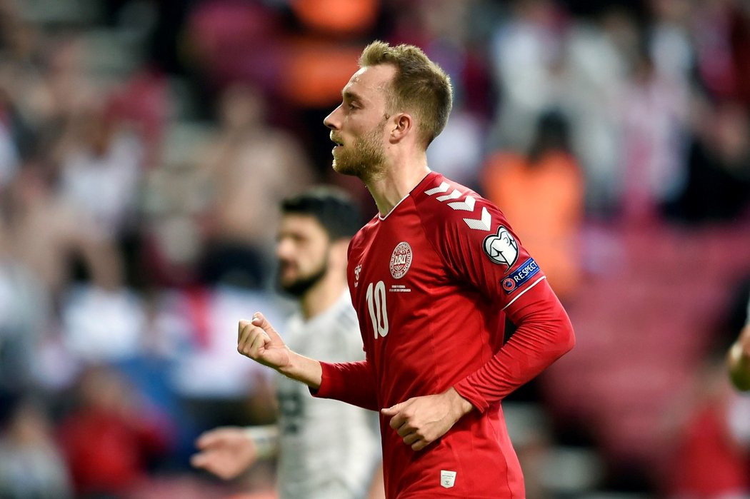 Christian Eriksen oslavuje druhou branku Dánska v utkání s Gruzií