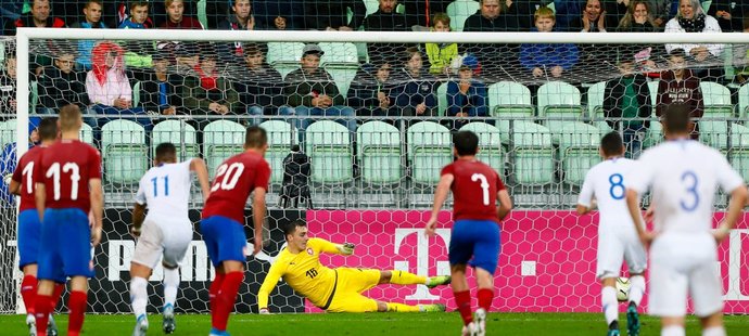 Jediný gól v dosavadní průběhu kvalifikace ME do 21 let dostal Martin Jedlička (uprostřed) do Řeků z penalty