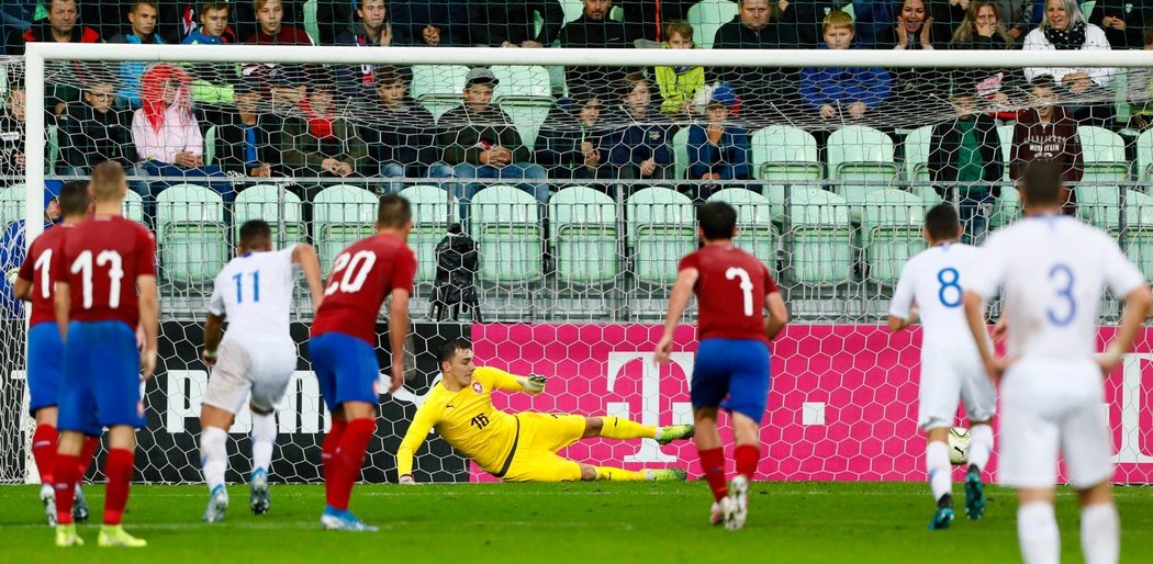 Martin Jedlička (ve žlutém) inkasuje od Řeků z penalty