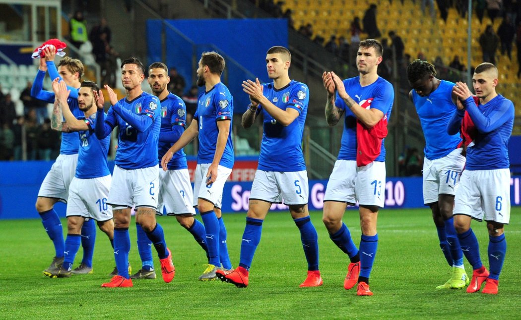 Italští hráči tleskají svým fanouškům po duelu s Lichtenštejnskem