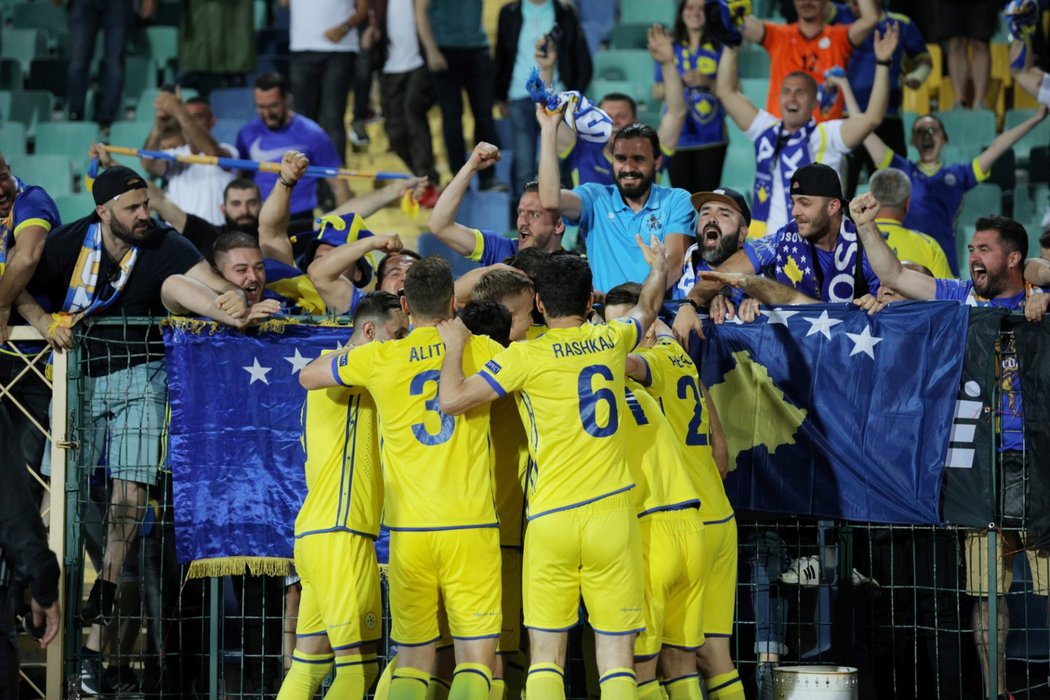 Fotbalisté Kosova se radují ze vstřelené branky proti Bulharsku