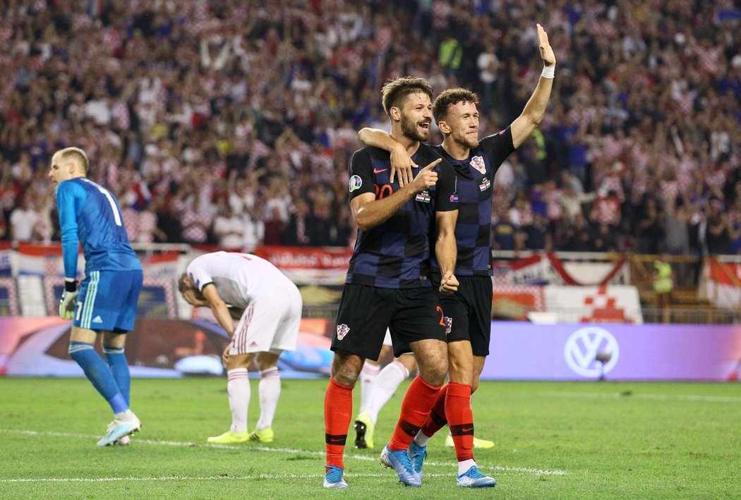 Bruno Petkovič (vpravo) oslavuje vstřelenou branku v zápase s Maďarskem