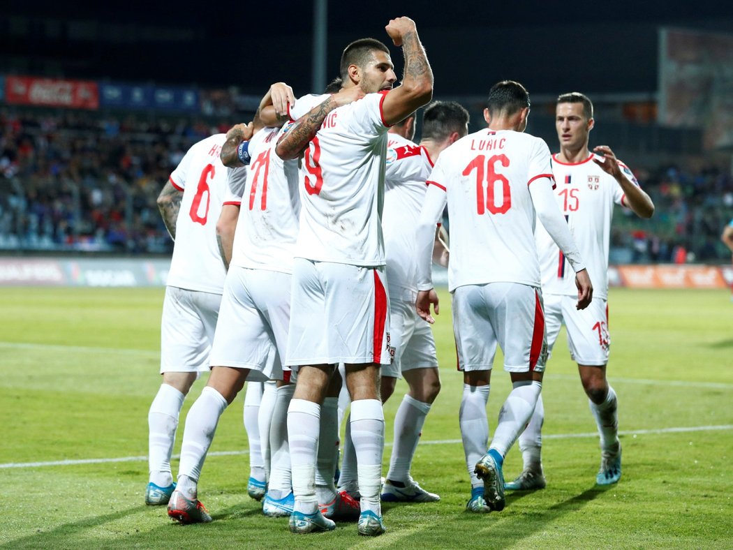 Aleksandar Mitrovič (uprostřed) oslavuje se spoluhráči branku Srbska v zápase s Lucemburskem
