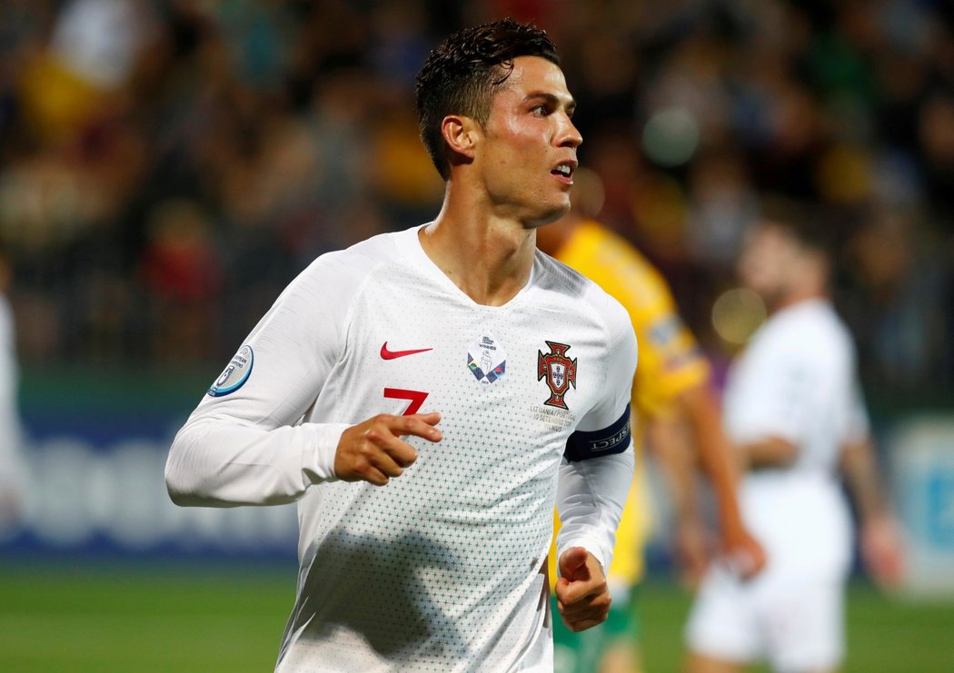 Cristiano Ronaldo během zápasu s Litvou, v němž dal hattrick