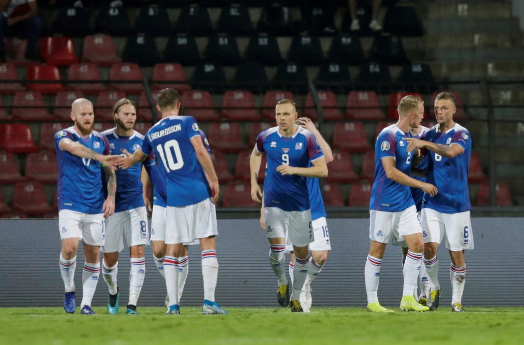 Fotbalisté Islandu oslavují branku v zápase s Albánií