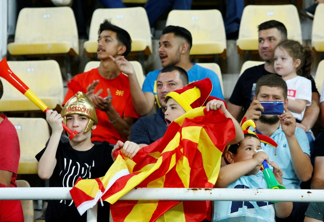 Fanoušci Severní Makedonie během zápasu s Rakouskem