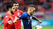 Lukáš Haraslín si kryje míč před dvěma protihráči v zápase Slovenska s Ázerbájdžánem