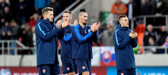 Slováci děkují fanouškům po vítězném zápase s Ázerbájdžánem