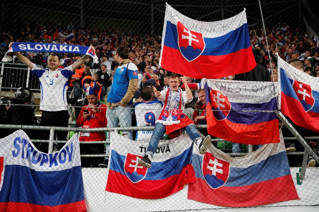 Slovenští fanoušci během zápasu s Maďarskem