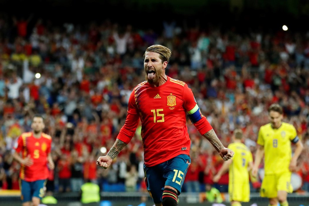 Sergio Ramos slaví gól z penalty v utkání se Švédskem