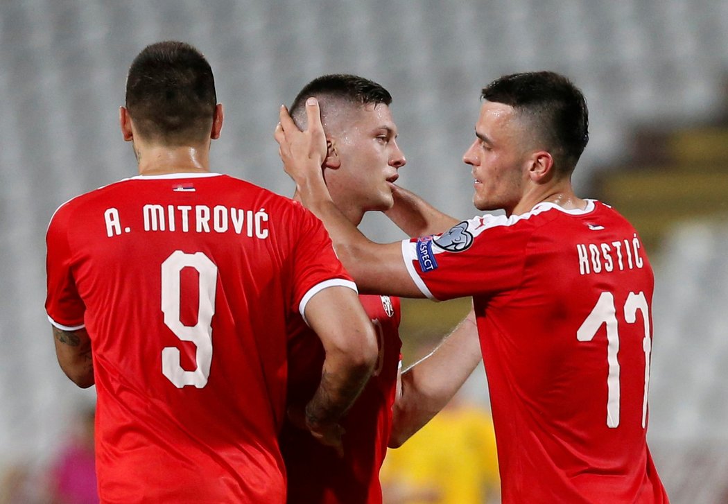 Srbové oslavují vstřelený gól v zápase s Litvou