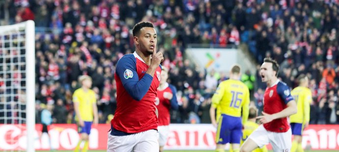 Joshua King oslavuje vstřelenou branku Norska v utkání se Švédskem