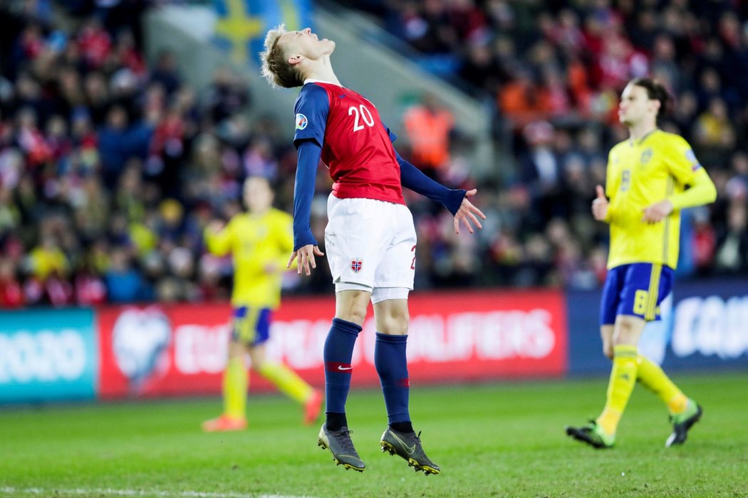 Martin Odegaard oslavuje vstřelenou branku Norska v utkání se Švédskem