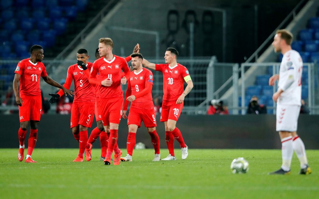 Granit Xhaka oslavuje druhou vstřelenou branku Švýcarska v utkání s Dánskem