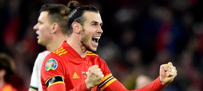 Gareth Bale slaví postup Walesu na mistrovství Evropy