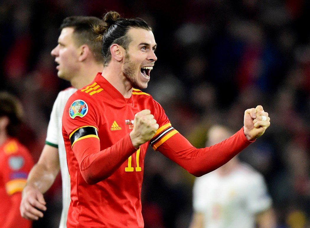 Gareth Bale slaví postup Walesu na mistrovství Evropy