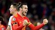 Gareth Bale slaví postup Walesu na mistrovství Evropy