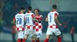Fotbalisté Chorvatska oslavují vstřelenou branku do sítě Slovenska