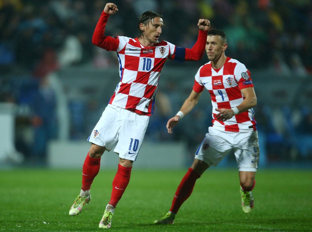 Fotbalisté Chorvatska oslavují vstřelenou branku do sítě Slovenska