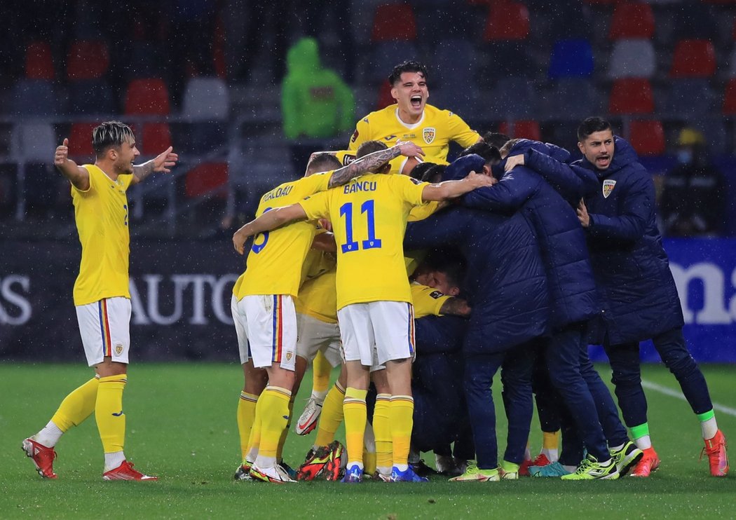 Fotbalisté Rumunska se radují z branky do sítě Arménie