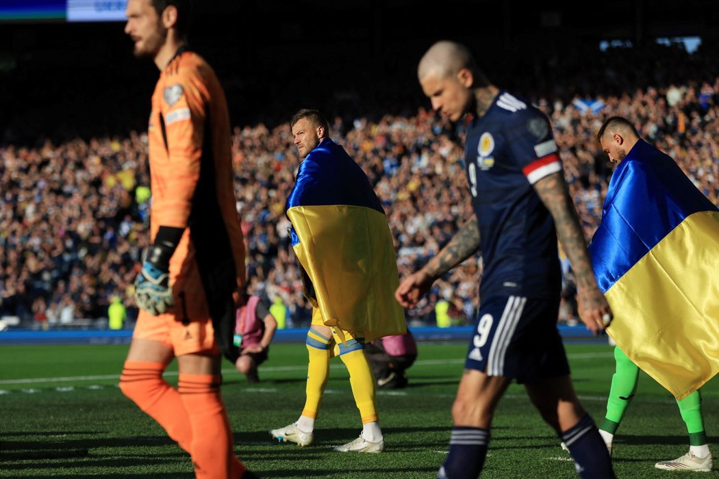 Fotbalisté Ukrajiny a Skotska při nástupu