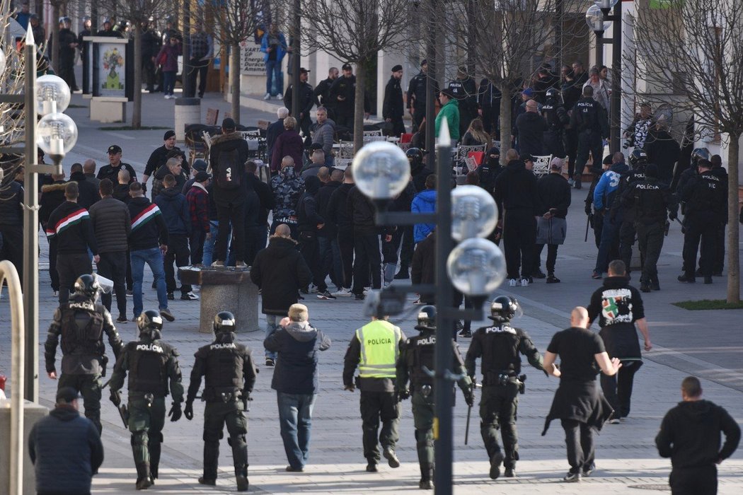 Policie bedlivě monitorovala dění na ulicích a nedovolila fanouškům obou táborů žádný větší konflikt