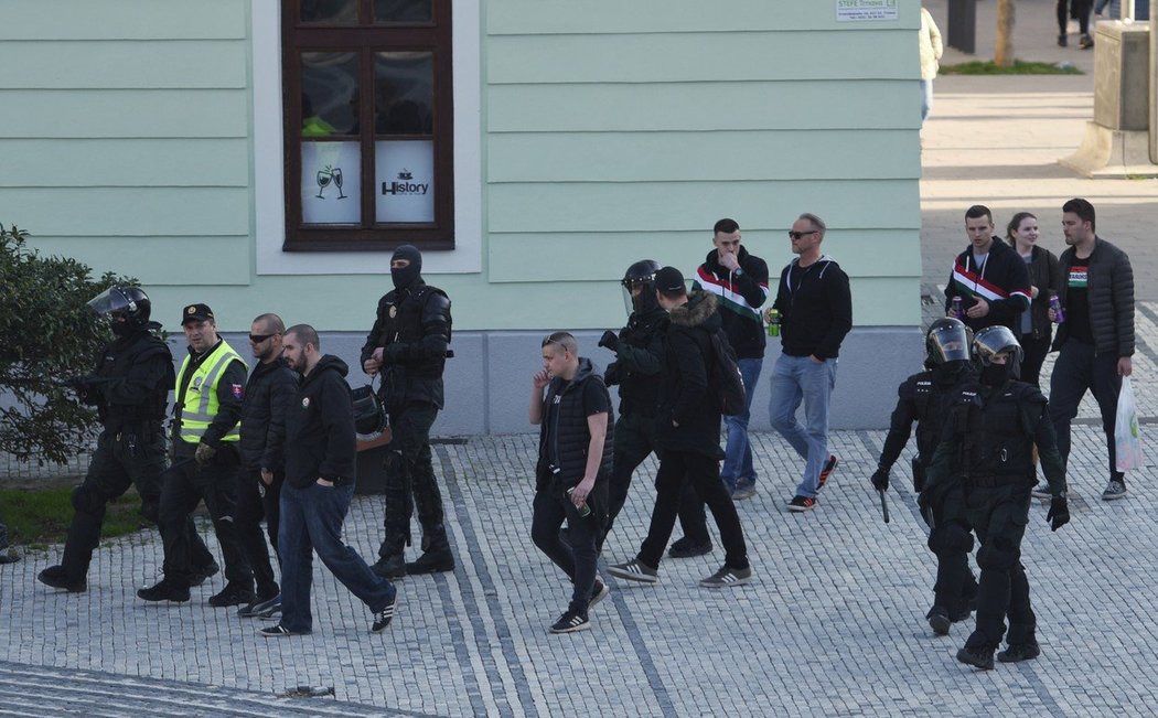 Policie bedlivě monitorovala dění na ulicích a nedovolila fanouškům obou táborů žádný větší konflikt