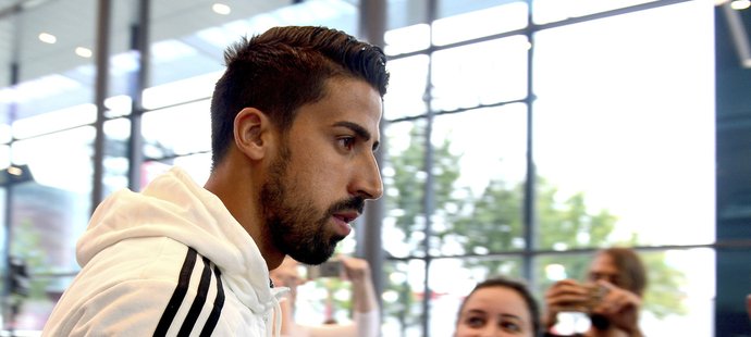 Společně s trenérem přišel na tiskovou konferenci i Sami Khedira