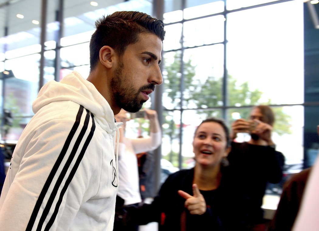 Sami Khedira jde na tiskovou konferenci německé reprezentace