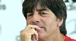 Zamyšlený Jogi Löw při setkání s novináři před zápasem s Českem