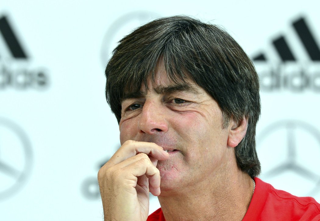 Zamyšlený Jogi Löw při setkání s novináři před zápasem s Českem